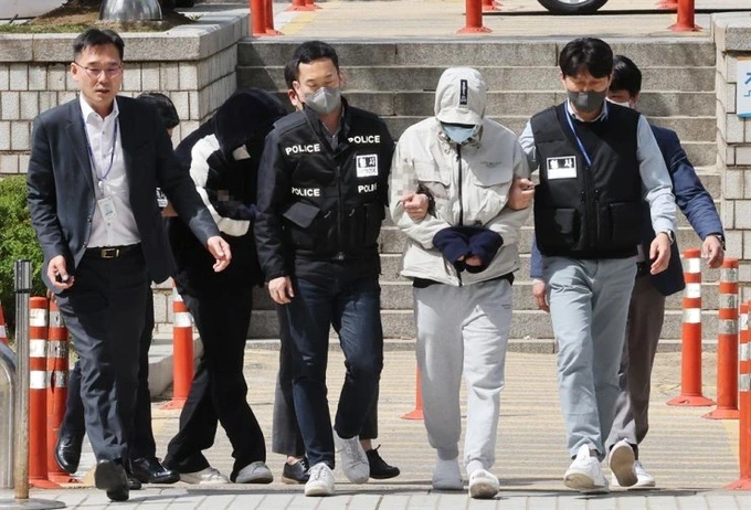 Nghi phạm vụ phát đồ uống có chứa ma túy ở Hàn Quốc bị cảnh sát Seoul áp giải đến tòa án.