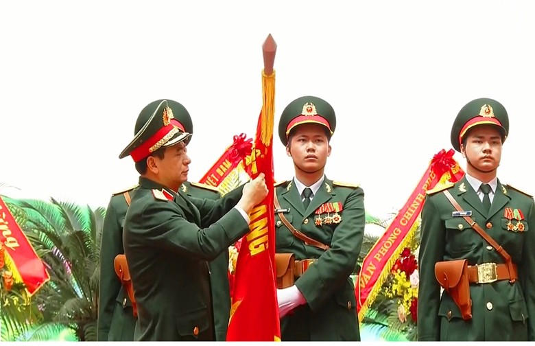 Thừa ủy quyền của Chủ tịch nước, Đại tướng Phan Văn Giang trao Huân chương Bảo vệ Tổ quốc hạng Ba tặng Cục KHQS. 