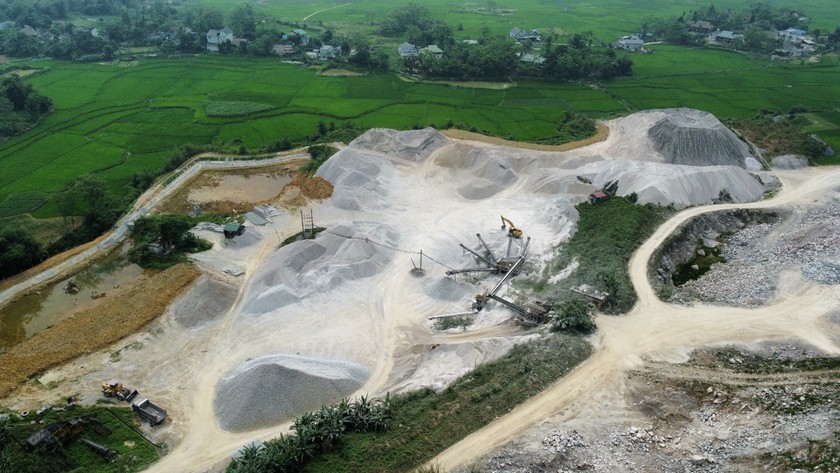Một góc mỏ đá của Cty Thành Đạt tại thôn Yên Trung. 