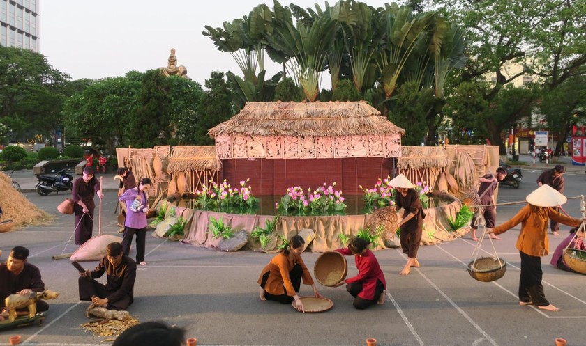 Đoàn Nghệ thuật Múa rối Hải Phòng biểu diễn vở rối “Quê Việt” phục vụ nhân dân, du khách. 