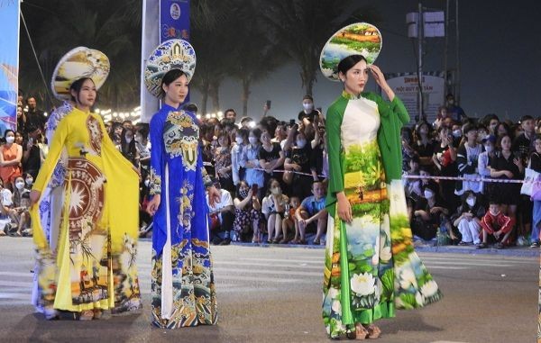 Trình diễn áo dài tại Đêm hội Carnaval Hạ Long.