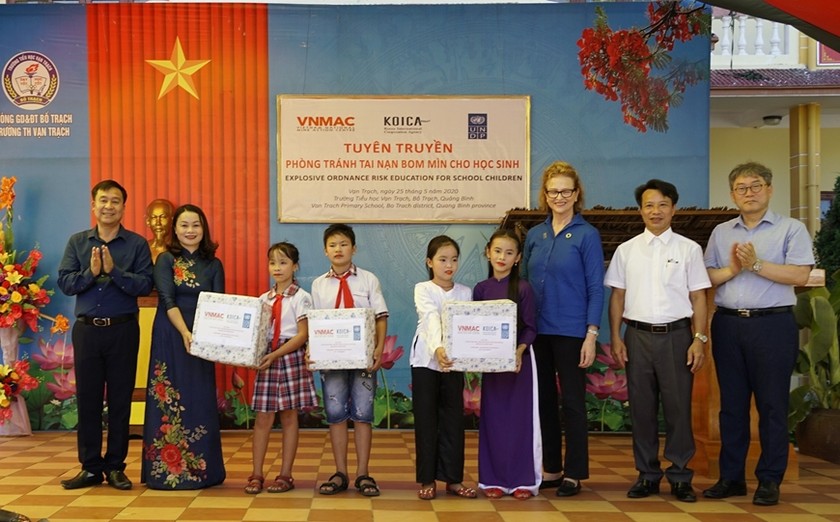 VNMAC tặng quà các em học sinh Trường Tiểu học Vạn Trạch (huyện Bố Trạch, tỉnh Quảng Bình). (Ảnh VNMAC) 