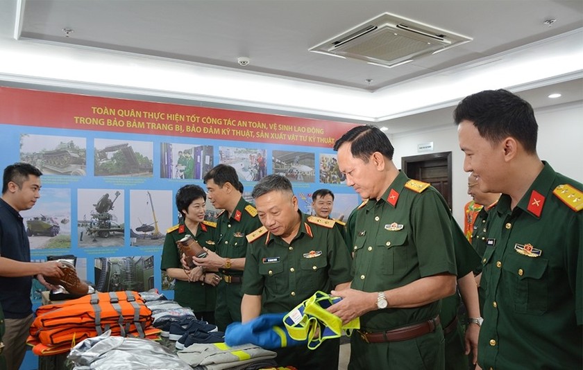 Trung tướng Lê Quang Minh tham quan gian hàng bảo hộ lao động. 