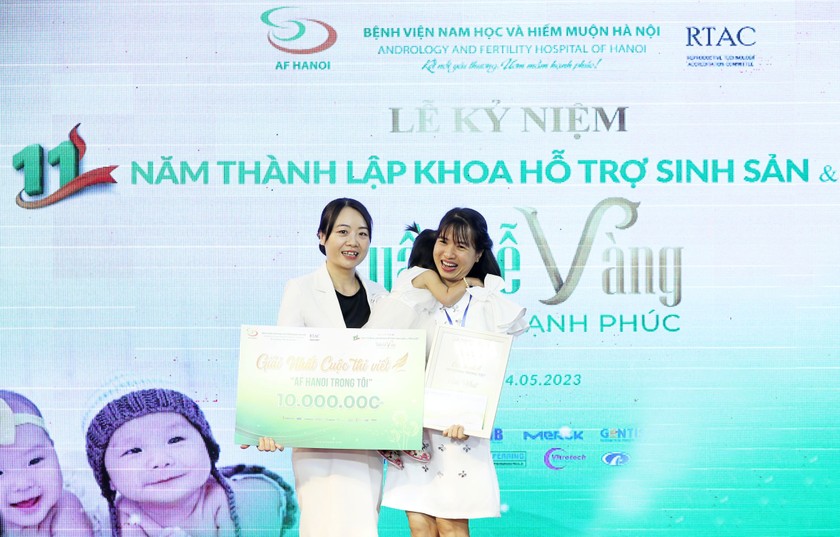ThS BS Lê Thị Thu Hiền - Giám đốc Chuyên môn Bệnh viện trao giải nhất cuộc thi viết AF HANOI trong tôi.