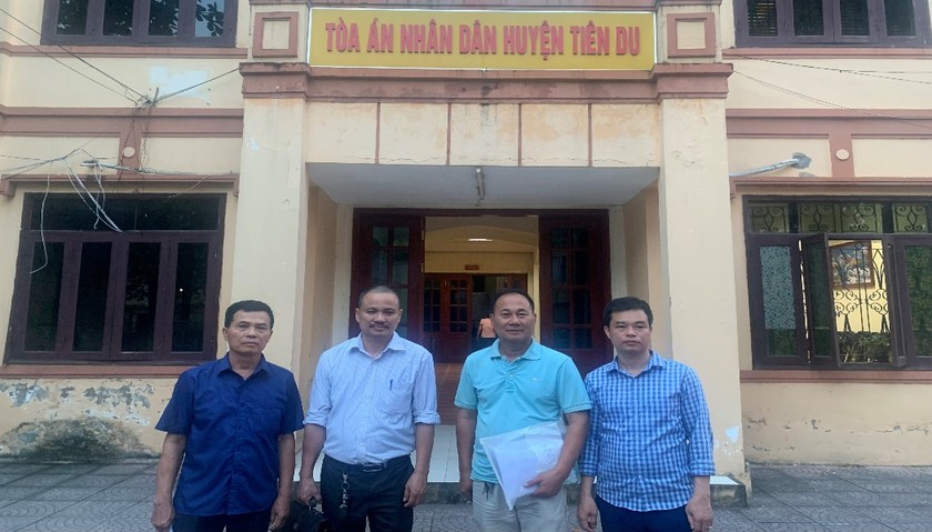 Các bị cáo sau phiên xử ngày 27/4 tại TAND huyện Tiên Du.
