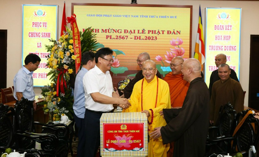 Đại tá Nguyễn Thanh Tuấn, Giám đốc Công an tỉnh Thừa Thiên Huế trao tặng lẵng hoa và gửi lời chúc mừng Ban Trị sự Giáo hội Phật giáo Việt Nam tỉnh Thừa Thiên Huế.