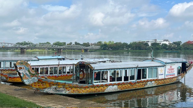 Thuyền rồng chở du khách trên sông Hương là một nét đặc trưng của Huế. 