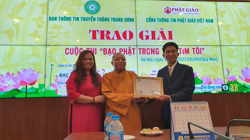 Ban tổ chức, nhà trài trợ trao cho tác giả Quảng Phương - đạt giải nhất cuộc thi "Đạo Phật trong trái tim tôi"