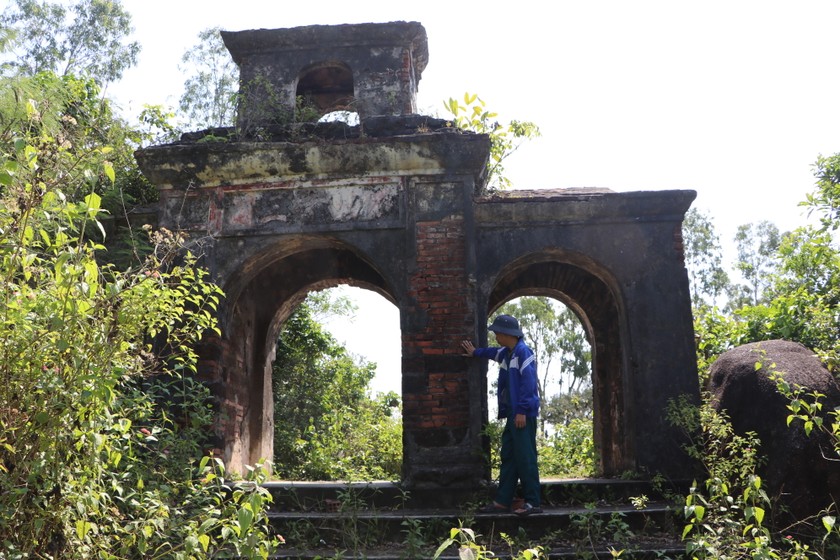 Một phế tích tại Di tích Quốc gia núi đá Phú Thọ. 