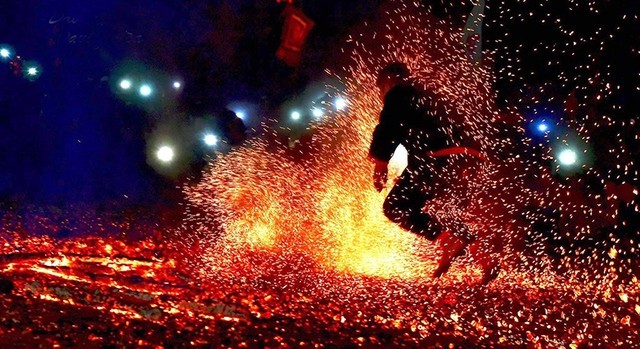 Nghi lễ nhảy lửa ở xã Hồng Quang, huyện Lâm Bình, Tuyên Quang. (Ảnh Chinhphu.vn)