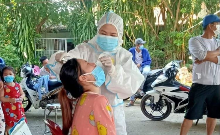 Chị Nguyễn Thị Kim Chi, cán bộ dân số xã Lộc Thủy lấy mẫu xét nghiệm COVID-19 tại thời điểm dịch bệnh bùng phát trên diện rộng. 