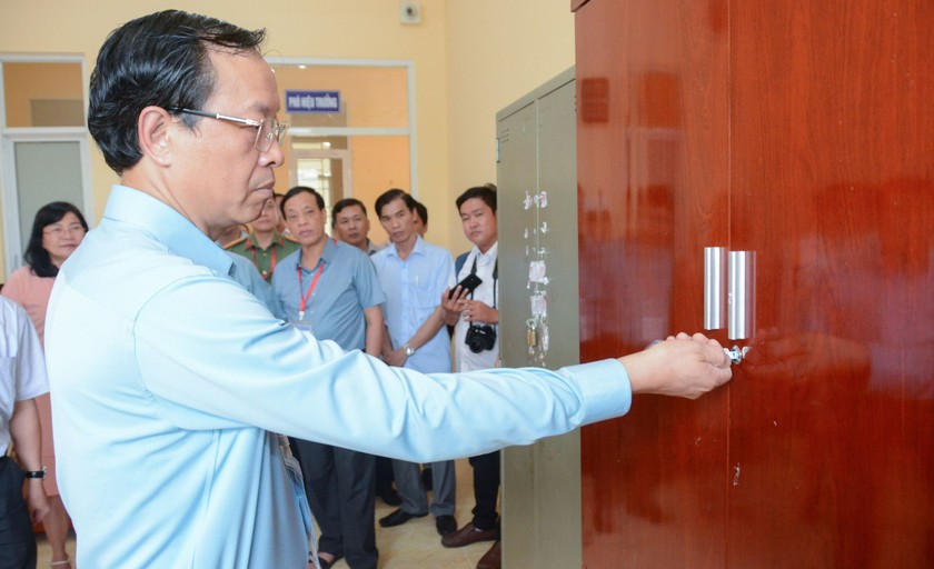 Thứ trưởng Phạm Ngọc Thưởng kiểm tra địa điểm dự kiến bảo quản đề thi, bài thi tại Trường THPT Bạc Liêu.