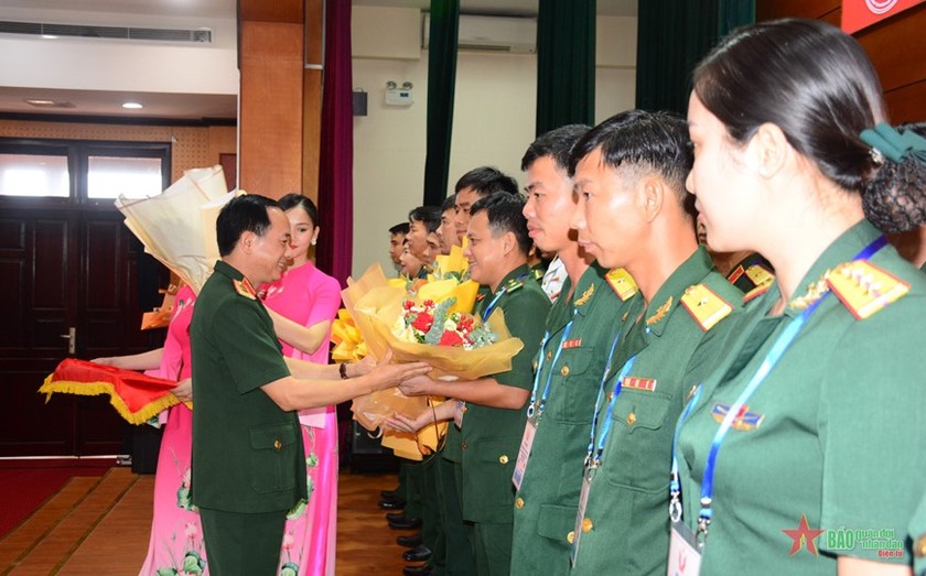Trung tướng Trịnh Văn Quyết tặng hoa chúc mừng các điển hình tiên tiến Quân đội. (Ảnh: qdnd.vn)