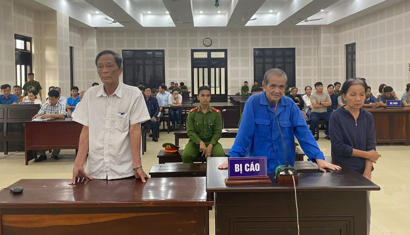 Bị cáo Lê Thanh Châu (áo trắng) và 2 bị cáo Vinh, Hương tại phiên xét xử.