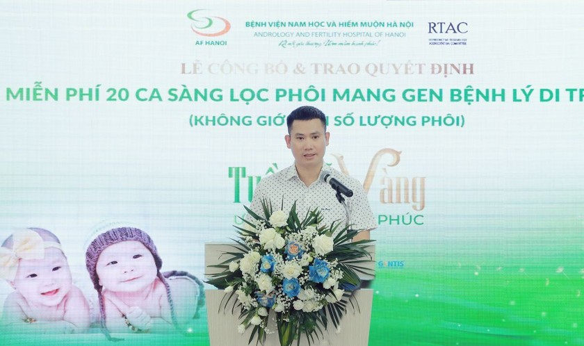 BS CKI Phạm Văn Hưởng - PGĐ Chuyên môn Bệnh viện, Trưởng Khoa Hỗ trợ sinh sản công bố các ca miễn phí sàng lọc phôi.