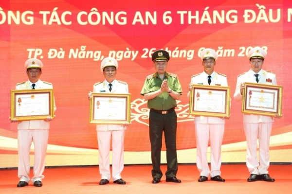 Thiếu tướng Vũ Hồng Văn được trao Huân chương Quân công hạng Nhì do đã có thành tích đặc biệt xuất sắc