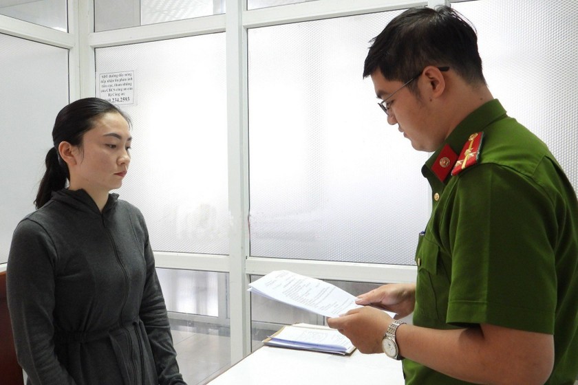 Cảnh sát tống đạt quyết định khởi tố bị can đối với Võ Thị Quế Chi.