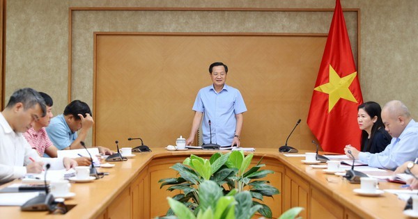 Phó Thủ tướng Chính phủ Lê Minh Khái chủ trì cuộc họp với các bộ, ngành về phương án bố trí cho một số dự án phòng, chống sạt lở khu vực Đồng bằng sông Cửu Long từ nguồn dự phòng ngân sách trung ương năm 2023. Ảnh VGP