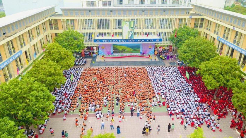Gần 500 học cùng thể hiện vũ khúc "Việt Nam Ơi! tại sân trường Tiểu học Dịch Vọng B"