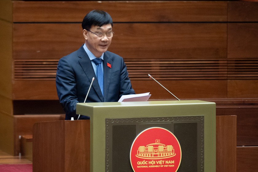 Chủ nhiệm Ủy ban Kinh tế Vũ Hồng Thanh báo cáo tại phiên họp.