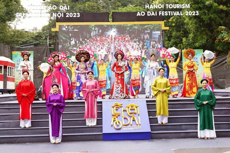 Lễ hội Áo dài du lịch Hà Nội năm 2023 mang đến nhiều trải nghiệm thú vị cho người dân và du khách. (Nguồn: Báo Kinh tế & Đô thị)