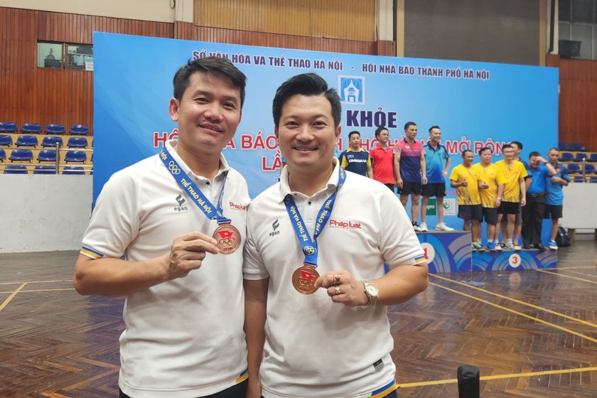 Phóng viên Nguyễn Văn Phước, Nguyễn Văn Hải của báo Pháp luật Việt Nam đã vượt qua nhiều đối thủ để giành Huy chương Đồng môn cầu lông - đôi nam.