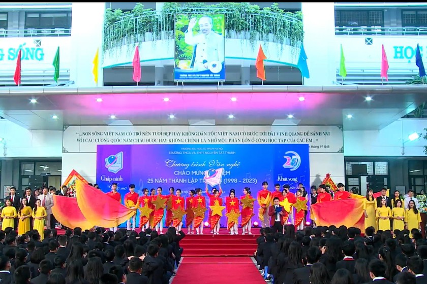  Trường THCS&THPT Nguyễn Tất Thành kỷ niệm 25 năm thành lập và đón nhận Huân chương Lao động hạng Nhì.