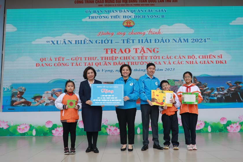 Bà Nguyễn Thanh Huyền- Hiệu trưởng trường Tiểu học Dịch Vọng B và các em học sinh gửi quà qua đại diện Câu lạc Bộ "Vì biển đảo quê hương" 