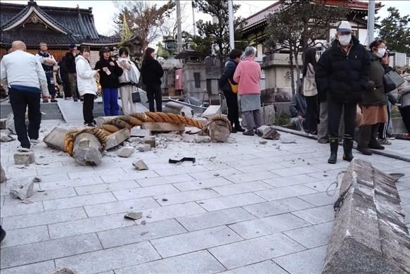 Cổng vào một đền thờ tại Kanazawa, tỉnh Ishikawa, Nhật Bản bị đổ sập sau động đất ngày 1/1/2024. Ảnh: Kyodo/TTXVN