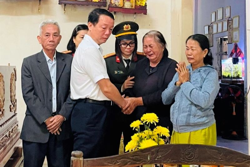 Bí thư Thành ủy Huế và lãnh đạo Công an TP Huế chia buồn, động viên người thân gia đình Đại uý Trần Duy Hùng.