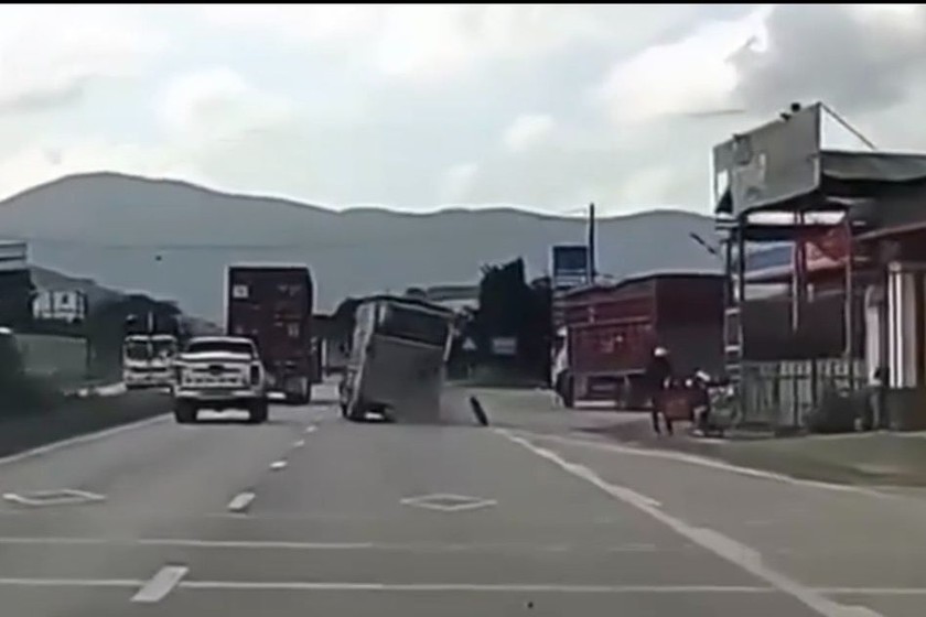 Xe tải rụng lớp khi đang lưu thông (ảnh cắt từ video)