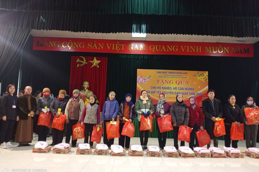  Đại đức Thích Đạo Lạc cùng lãnh đạo xã Trung Nguyên trao 65 phần quà cho các hộ nghèo, cận nghèo