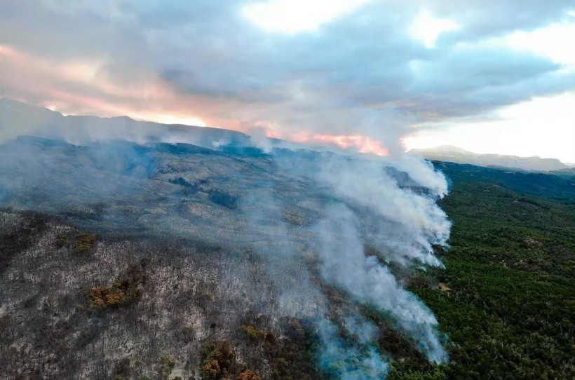 Khói bốc lên từ đám cháy rừng tại công viên quốc gia Los Alerces ở tỉnh Chubut, Argentina ngày 27/1/2024. (Ảnh: AFP/TTXVN)
