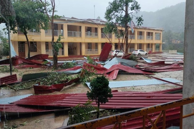 Mưa đá, gió lốc làm tốc mái nhà, trường học, cây đổ tại một số nơi ở xã Mường Lèo (Ảnh CTV).