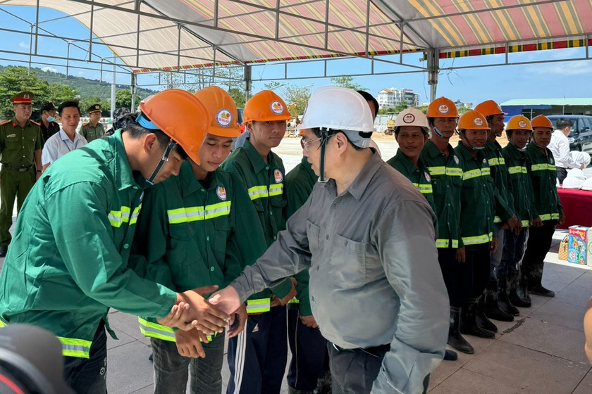 Thủ tướng Chính phủ Phạm Minh Chính khảo sát và thăm công nhân đang làm công trình tượng đài Bác Hồ ở phường Dương Đông.