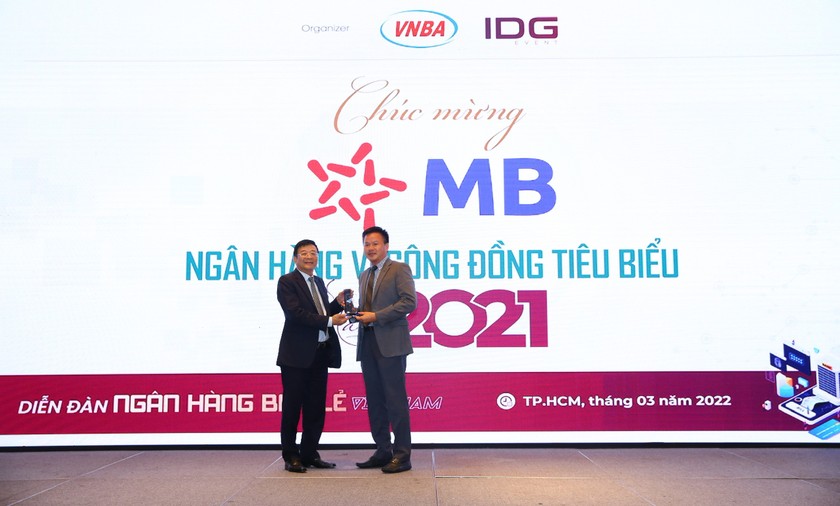 Ông Hà Trọng Khiêm – Phó tổng giám đốc MB nhận giải thưởng.