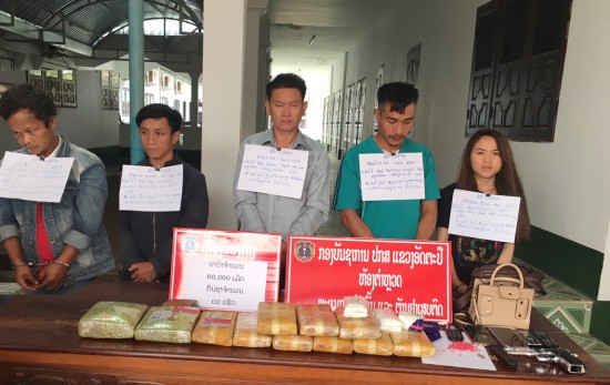 5 đối tượng người Lào bị bắt giữ cùng tang vật. 