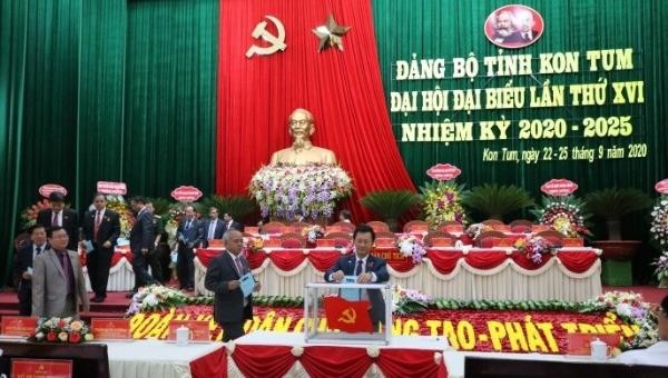 Các đại biểu tiến hành bỏ phiếu bầu  Ban chấp hành Đảng bộ tỉnh Kon Tum khóa 2020 - 2025. 