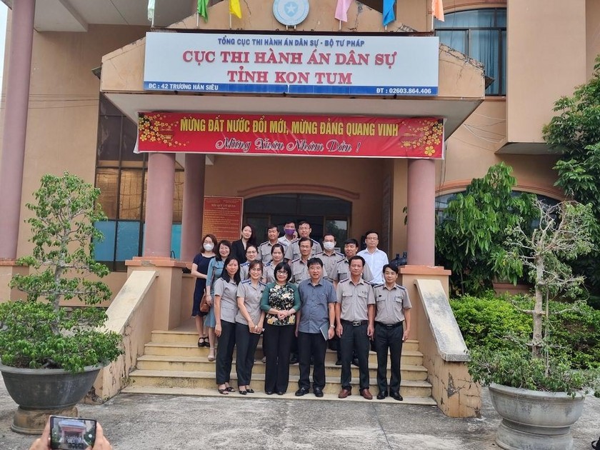 Thứ trưởng Đặng Hoàng Oanh chụp ảnh lưu niệm với cán bộ Cục THADS tỉnh Kon Tum.