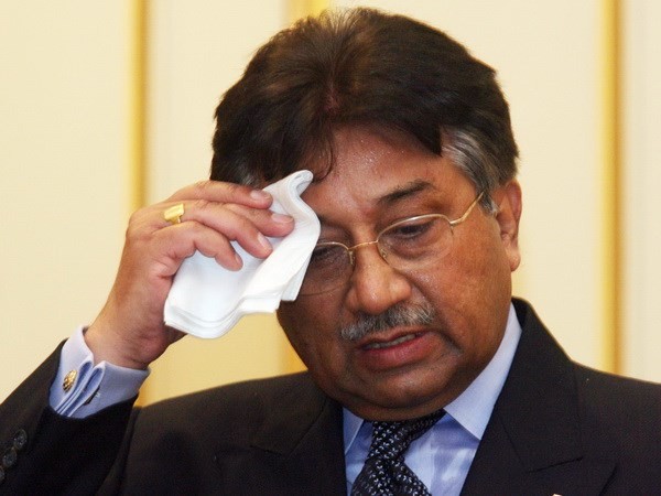 Tổng thống Pervez Musharraf vã mồ hôi khi hầu tòa