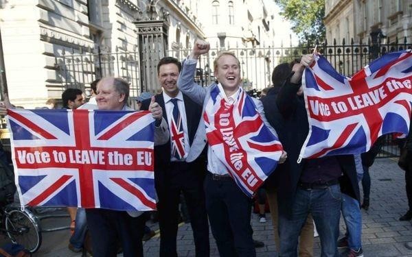 Những người ủng hộ Brexit ăn mừng sau cuộc trưng cầu ý dân năm 2016