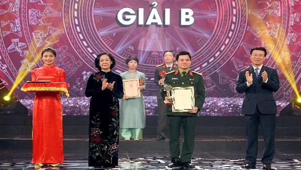 Đại tá, nhà báo Nguyễn Văn Hải trong lễ nhận giải