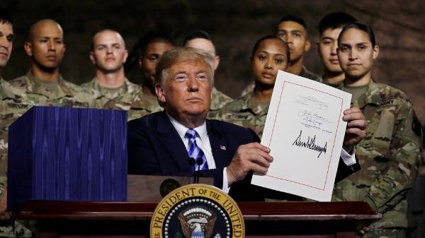 Tổng thống Mỹ Donald Trump ký quyết định chi ngân sách cho quốc phòng năm 2019