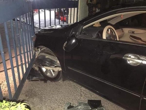 Chiếc xe gây tai nạn bỏ chạy tông vào cổng bảo vệ trong Khu công nghiệp Phúc Khánh.