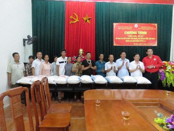 Đại diện gia đình bệnh nhân nhận gạo tại xã Vạn Xuân, huyện Tam Nông