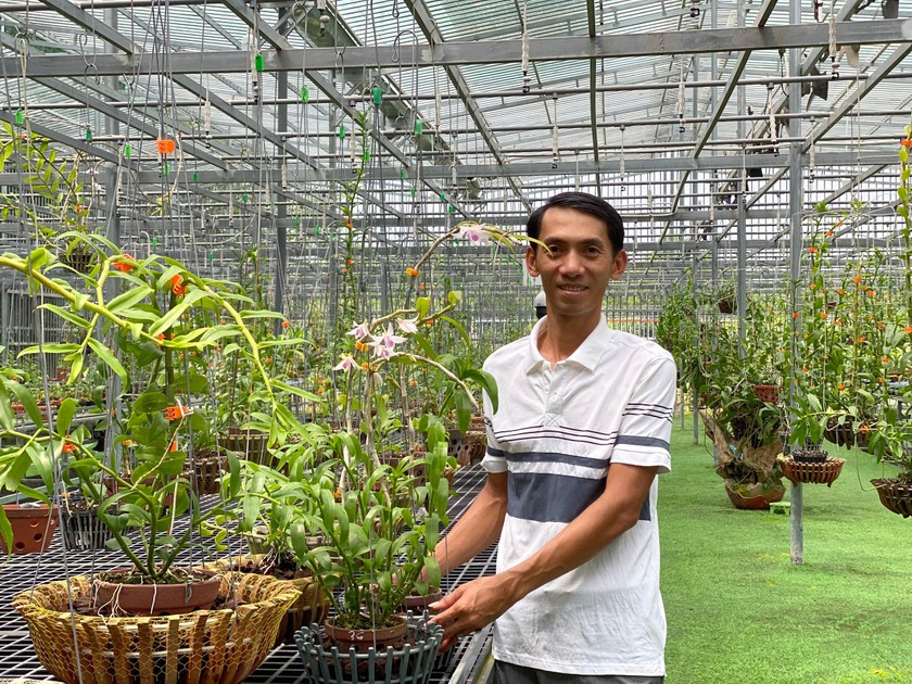 Anh Tuấn - ông chủ vườn lan Bảo Duy chụp ảnh bên giỏ hồng Thanh Hóa (Ảnh:Nvcc)