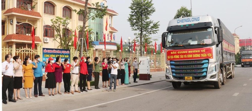 Đoàn xe mang theo tình cảm của nhân dân Bắc Giang tiến về miền Nam thân yêu.