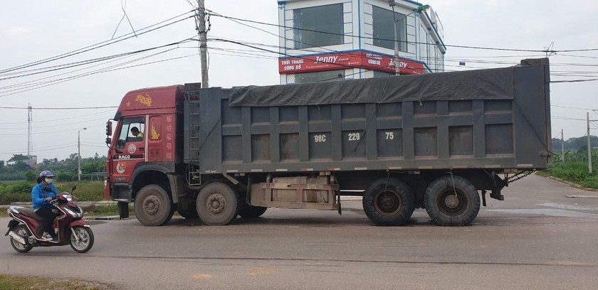 Công an huyện Lạng Giang kiên quyết xử lý xe quá khổ, quá tải, cơi nới thành, thùng hàng trên địa bàn huyện