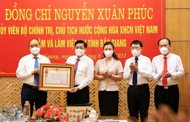 Chủ tịch nước Nguyễn Xuân Phúc trao tặng Huân chương Lao động hạng Ba cho Đảng bộ, chính quyền và nhân dân tỉnh Bắc Giang về thành tích chống dịch.