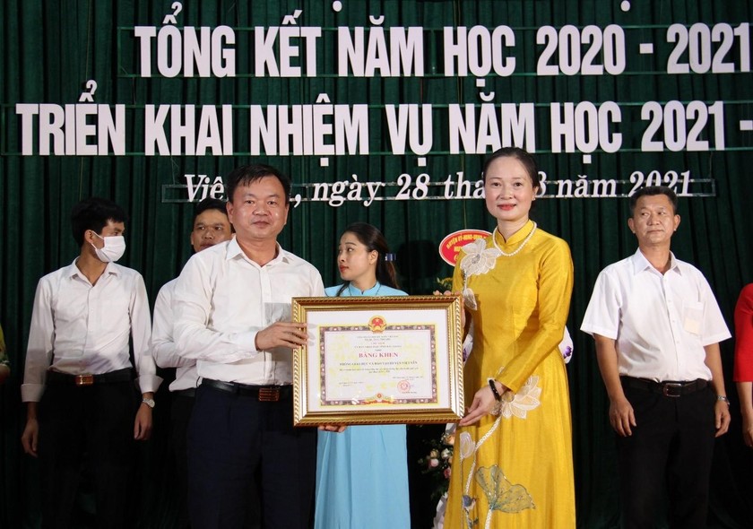 Đồng chí Nguyễn Quý Dương - Phó Chủ tịch HĐND huyện Trao tặng Bằng khen của UBND tỉnh Bắc Giang cho ngành GD&ĐT huyện Việt Yên